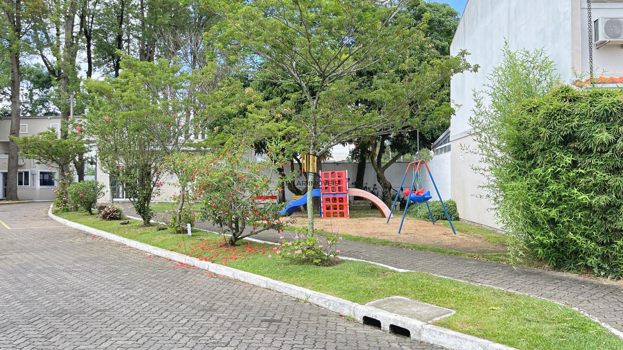 Viva com Conforto e Lazer: Sobrado Impecável com Piscina Privativa