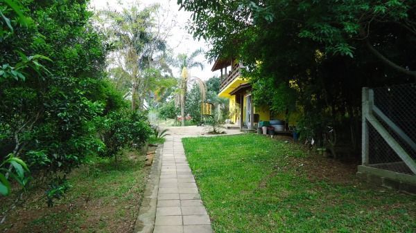 Sítio em Porto Alegre, no bairro Hípica, com 2 dormitório(s), e 2 banheiros, à venda.