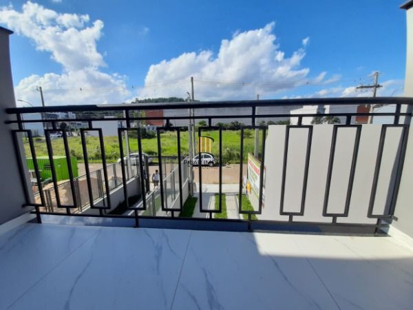 Sobrado em Porto Alegre, no bairro Aberta dos Morros, com 2 dormitório(s), e 2 banheiros, à venda.