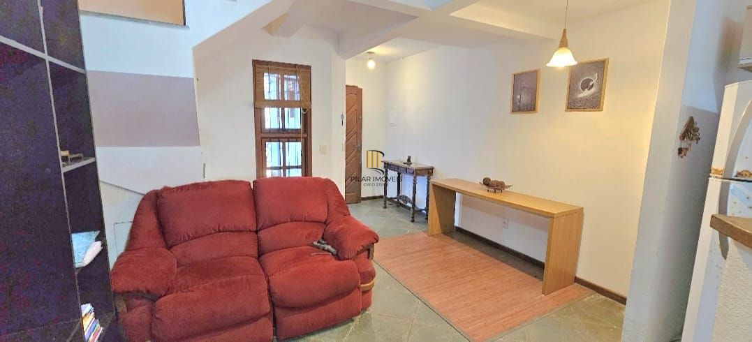 Casa em Porto Alegre, no bairro Hípica, com 2 dormitório(s), e 2 banheiros, à venda.