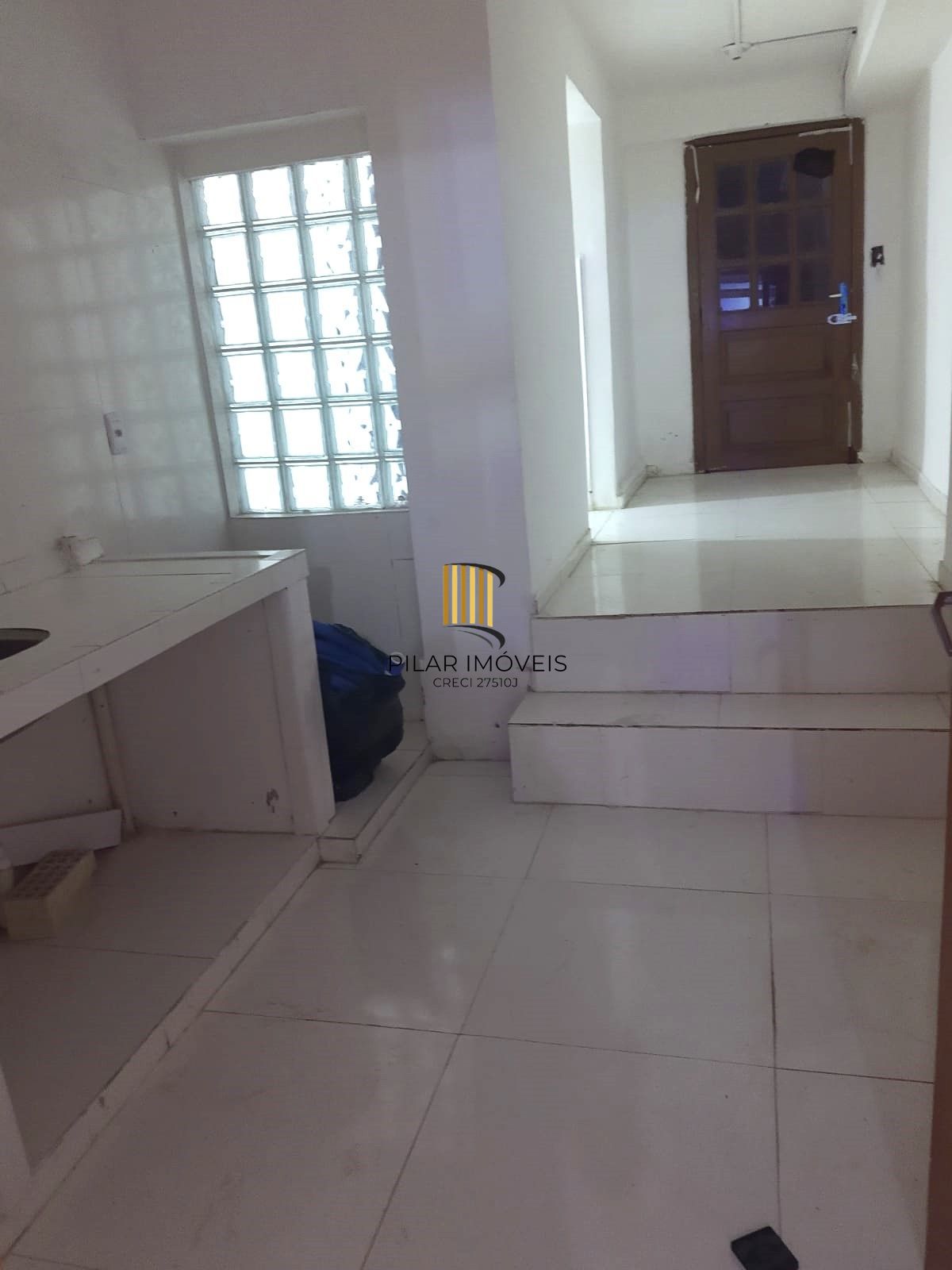 Sobrado no Menino Deus com 3D,  garagem para 2 carros e piscina.