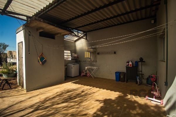 Casa em Porto Alegre, no bairro Vila Nova, com 6 dormitório(s), e 6 banheiros, à venda.