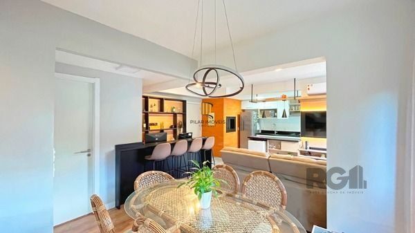 Apartamento em Porto Alegre, no bairro Cristal, com 2 dormitório(s), e 2 banheiros, à venda.