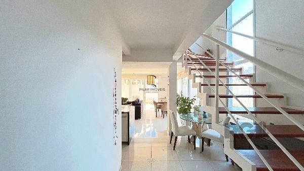 Casa em Porto Alegre, no bairro Hípica, com 3 dormitório(s), e 3 banheiros, à venda.