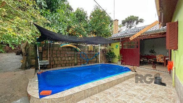 Casa em Porto Alegre, no bairro Ipanema, com 2 dormitório(s), e 2 banheiros, à venda.