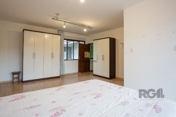 Casa em Porto Alegre, no bairro Medianeira, com 5 dormitório(s), e 5 banheiros, à venda.
