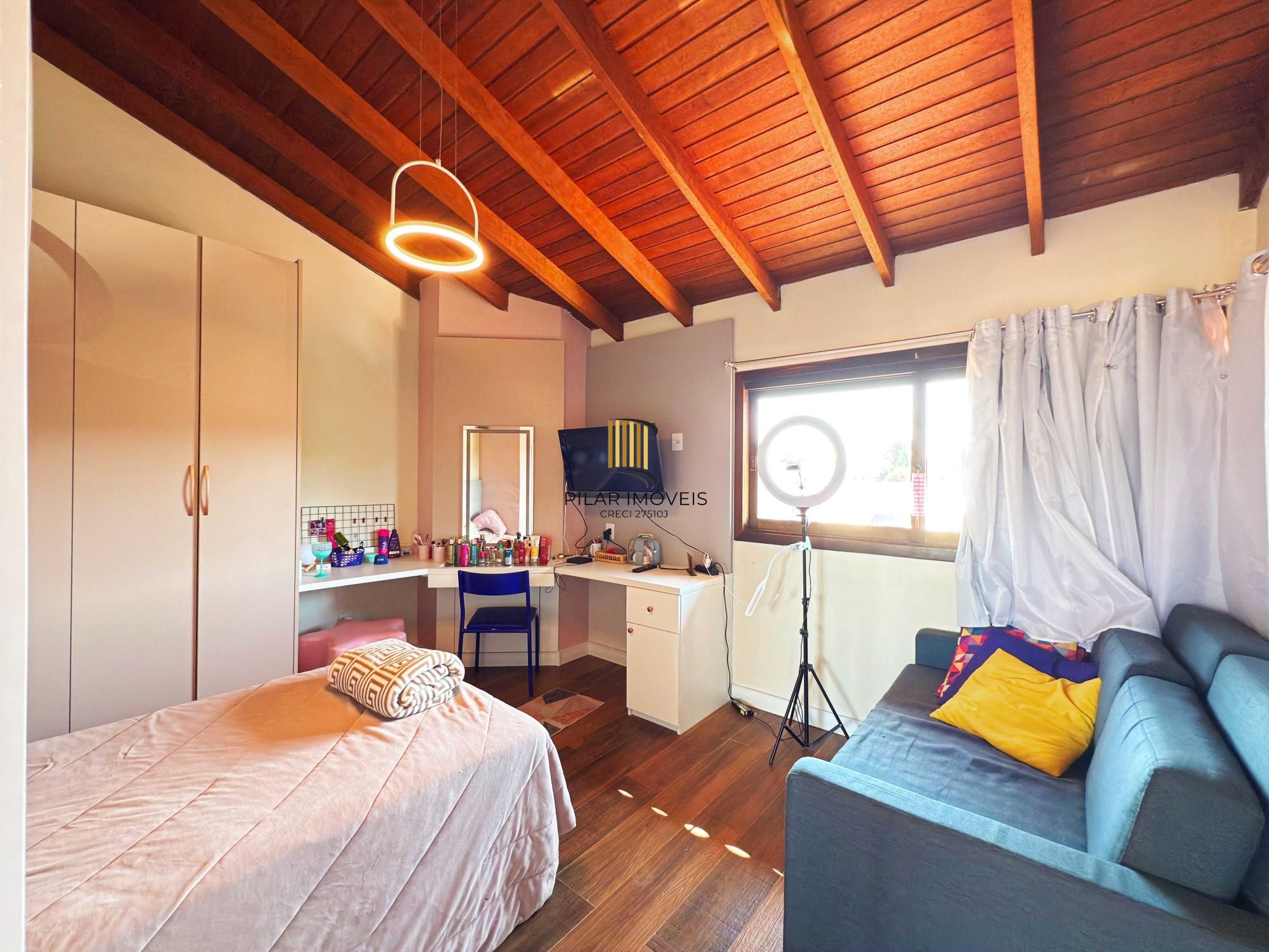 Em busca de uma casa espaçosa e cheia de comodidades no bairro Hípica