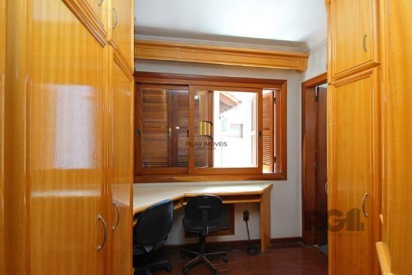 Casa em Porto Alegre, no bairro Ipanema, com 3 dormitório(s), e 3 banheiros, à venda.
