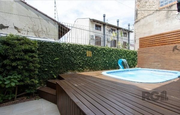 Casa em Porto Alegre, no bairro Aberta Dos Morros, com 5 dormitório(s), e 5 banheiros, à venda.