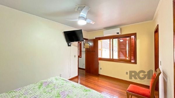 Casa em Porto Alegre, no bairro Tristeza, com 3 dormitório(s), e 3 banheiros, à venda.