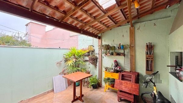 Casa em Porto Alegre, no bairro Cavalhada, com 2 dormitório(s), e 2 banheiros, à venda.