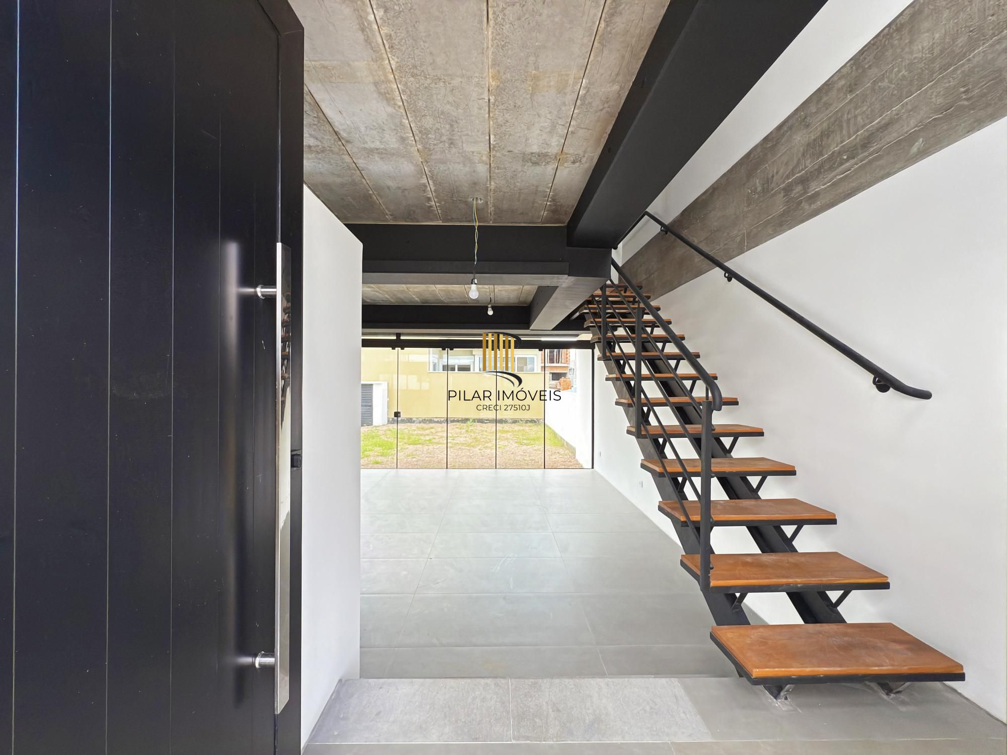 Sobrado em condomínio em Porto Alegre, no bairro Hípica, com 3 dormitórios.