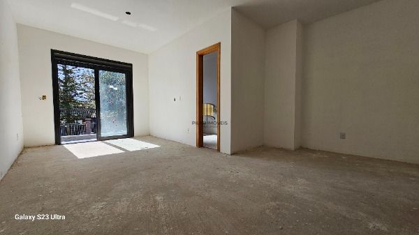 Casa em Porto Alegre, no bairro Ipanema, com 3 dormitório(s), e 3 banheiros, à venda.