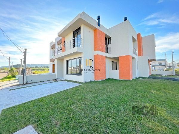 Casa em Porto Alegre, no bairro Hípica, com 3 dormitório(s), e 3 banheiros, à venda.