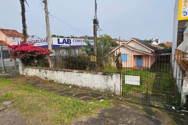 Casa em Porto Alegre, no bairro Espírito Santo, com 3 dormitório(s), e 3 banheiros, à venda.