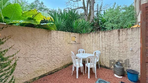 Casa Condominio em Porto Alegre, no bairro Teresópolis, com 2 dormitório(s), e 2 banheiros, à venda.