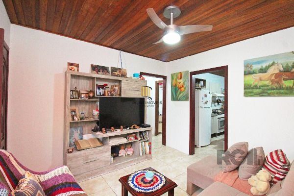 Casa em Porto Alegre, no bairro Ipanema, com 2 dormitório(s), e 2 banheiros, à venda.