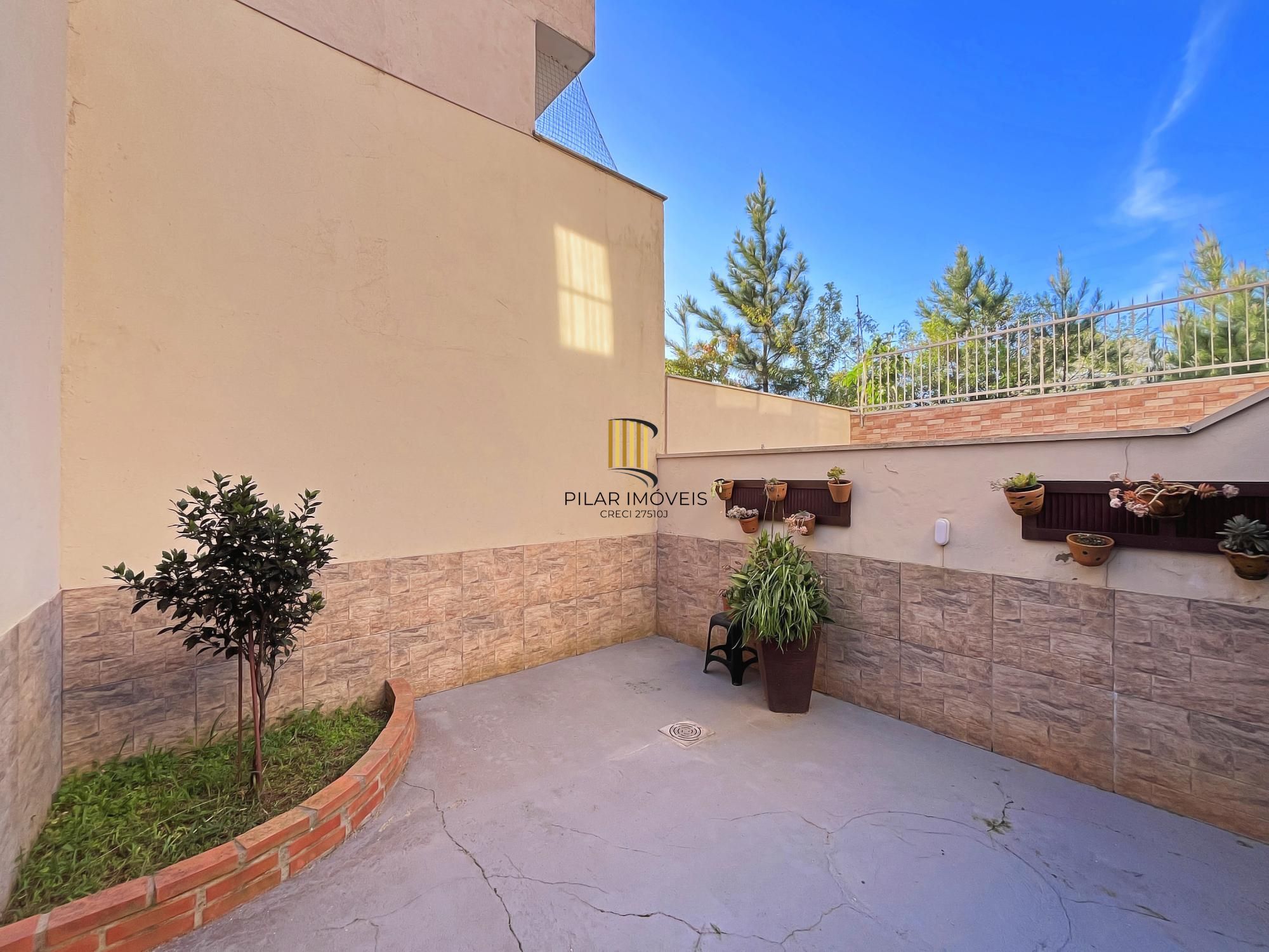 Casa 3 dormitórios no bairro Guarujá