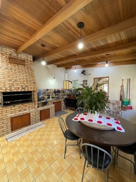 Casa em Porto Alegre, no bairro Vila Nova, com 3 dormitório(s), e 3 banheiros, à venda.