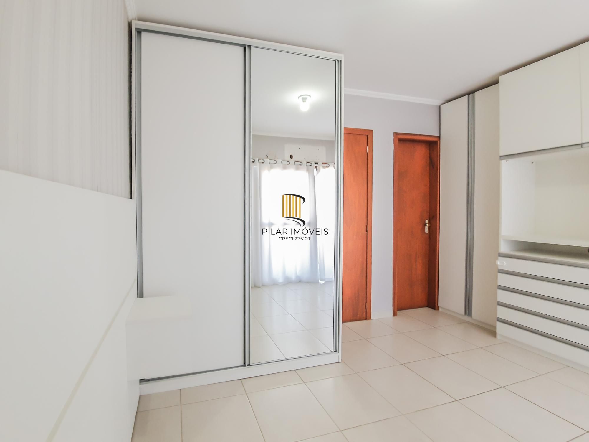 Otimo sobrado com 3 dormitórios sendo 2 suites no bairro Guaruja