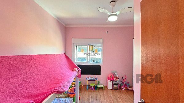 Casa em Porto Alegre, no bairro Guarujá, com 3 dormitório(s), e 3 banheiros, à venda.