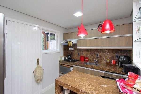 Casa em Porto Alegre, no bairro Campo Novo, com 3 dormitório(s), e 3 banheiros, à venda.