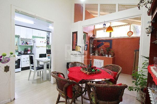 Casa em Porto Alegre, no bairro Ipanema, com 3 dormitório(s), e 3 banheiros, à venda.