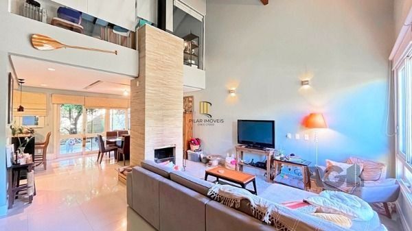 Casa em Porto Alegre, no bairro Hípica, com 3 dormitório(s), e 3 banheiros, à venda.