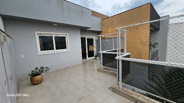 Casa em Porto Alegre, no bairro Hípica, com 3 dormitório(s), e 3 banheiros, à venda.