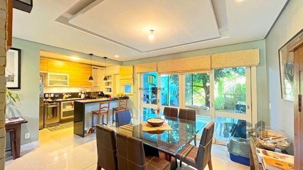 Casa em Porto Alegre, no bairro Hípica, com 3 dormitório(s), e 3 banheiros, à venda.