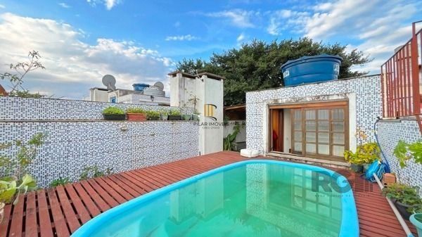 Casa em Porto Alegre, no bairro Ipanema, com 3 dormitório(s), e 3 banheiros, à venda.