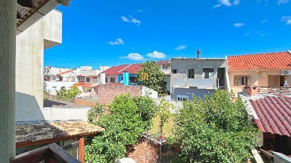 Casa em Porto Alegre, no bairro Hípica, com 3 dormitório(s), e 2 banheiros, à venda.
