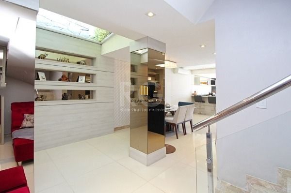 Casa em Porto Alegre, no bairro Ipanema, com 4 dormitório(s), e 4 banheiros, à venda.