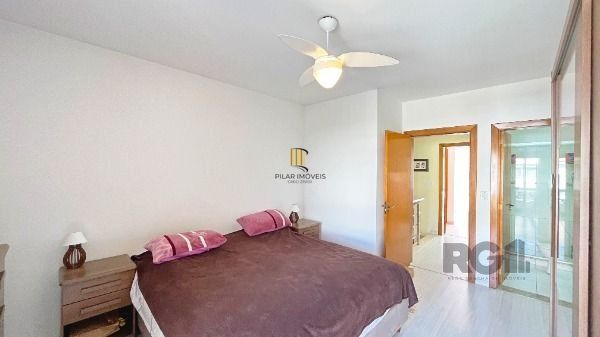 Casa em Porto Alegre, no bairro Guarujá, com 2 dormitório(s), e 2 banheiros, à venda.