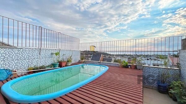 Casa em Porto Alegre, no bairro Ipanema, com 3 dormitório(s), e 3 banheiros, à venda.