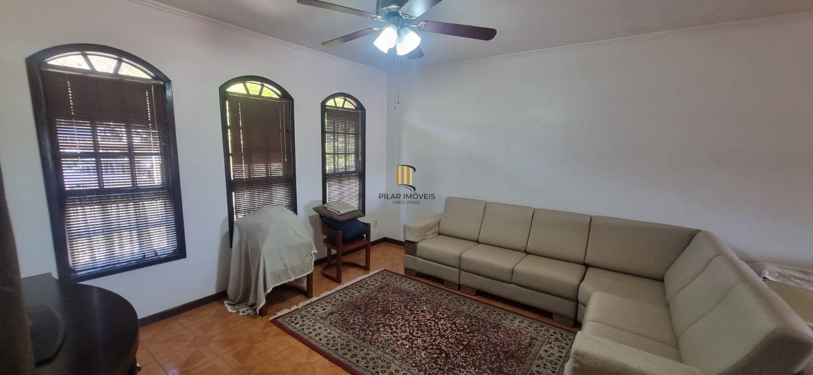 Ótima casa com 3 dormitórios sendo 1suíte e garagem para 4 carros.