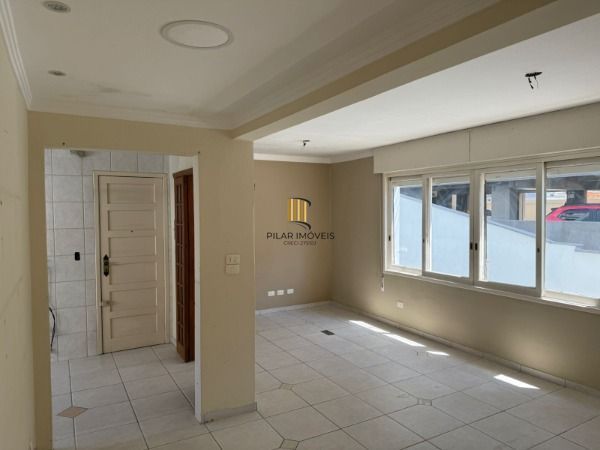 Apartamento em Porto Alegre, no bairro Azenha, com 2 dormitório(s), e 2 banheiros, à venda.
