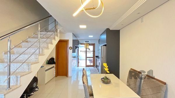 Casa em Porto Alegre, no bairro Guarujá, com 2 dormitório(s), e 2 banheiros, à venda.