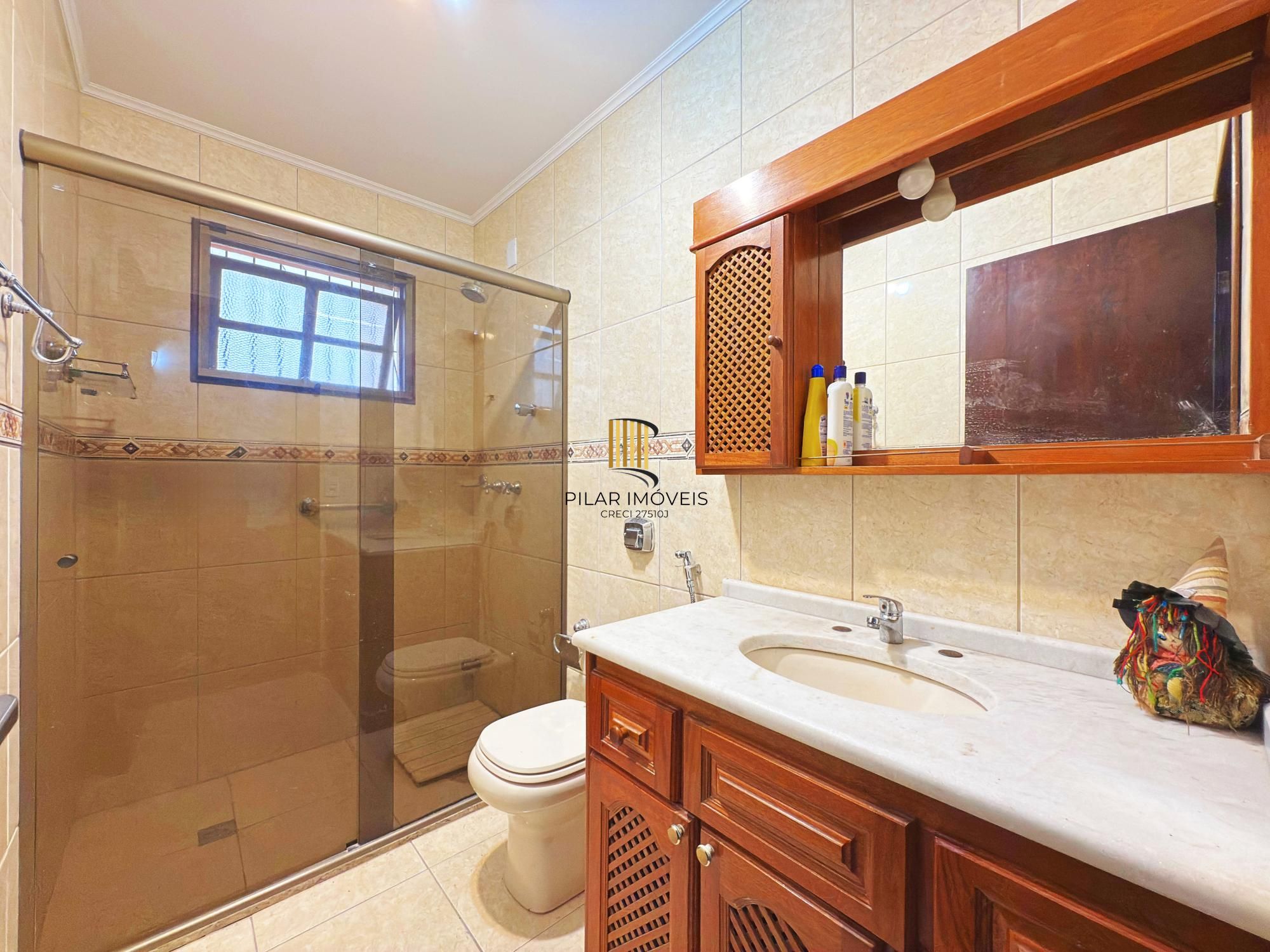 Residência á venda no bairro Guarujá com 2 dormitórios.