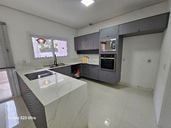 Casa Condominio em Porto Alegre, no bairro Hípica, com 4 dormitório(s), e 4 banheiros, à venda.