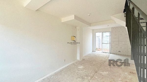 Casa em Porto Alegre, no bairro Vila Nova, com 2 dormitório(s), e 2 banheiros, à venda.
