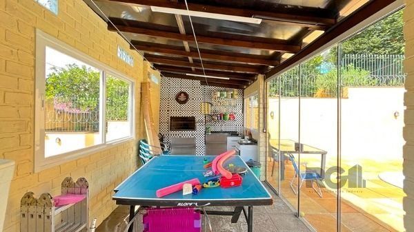 Casa em Porto Alegre, no bairro Ipanema, com 4 dormitório(s), e 4 banheiros, à venda.