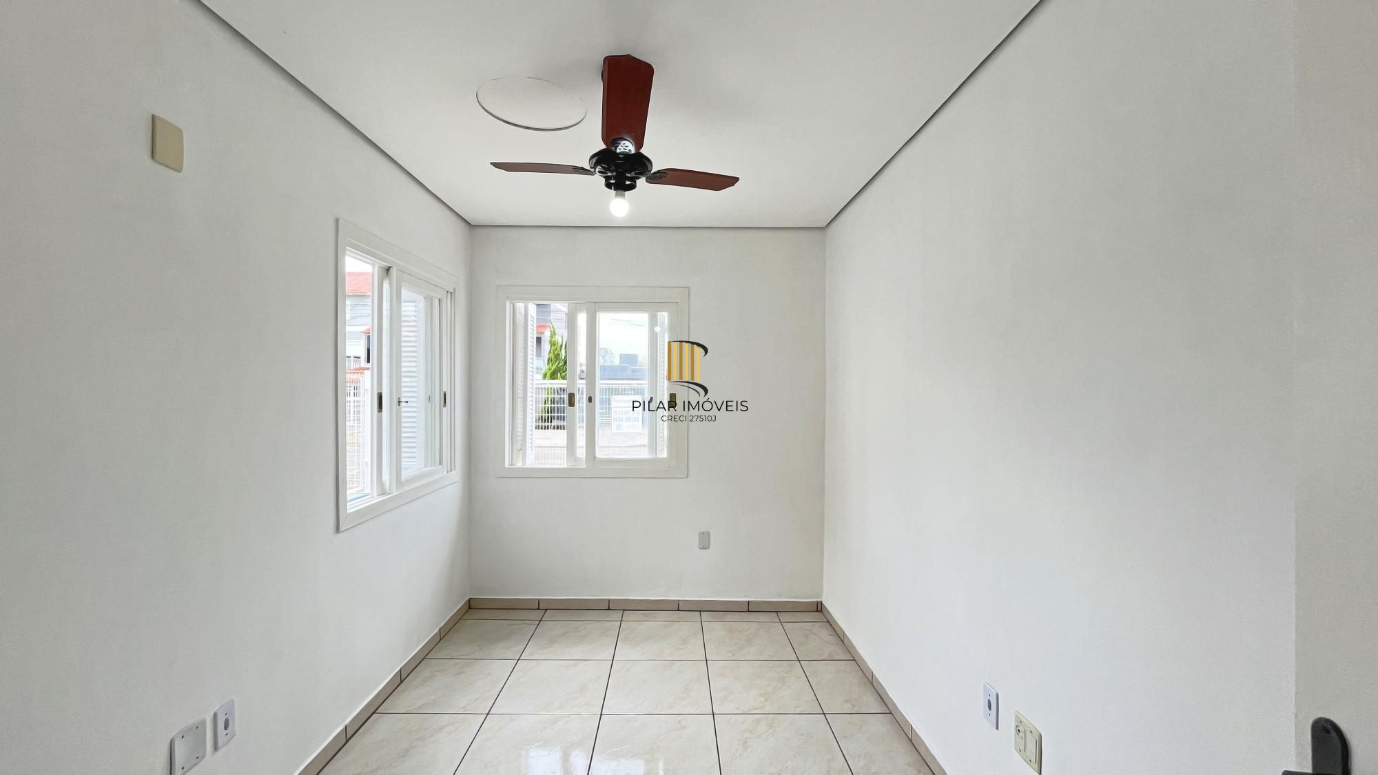 Casa em Porto Alegre, no bairro Hípica, com 2 dormitório(s), e 2 banheiros, à venda.