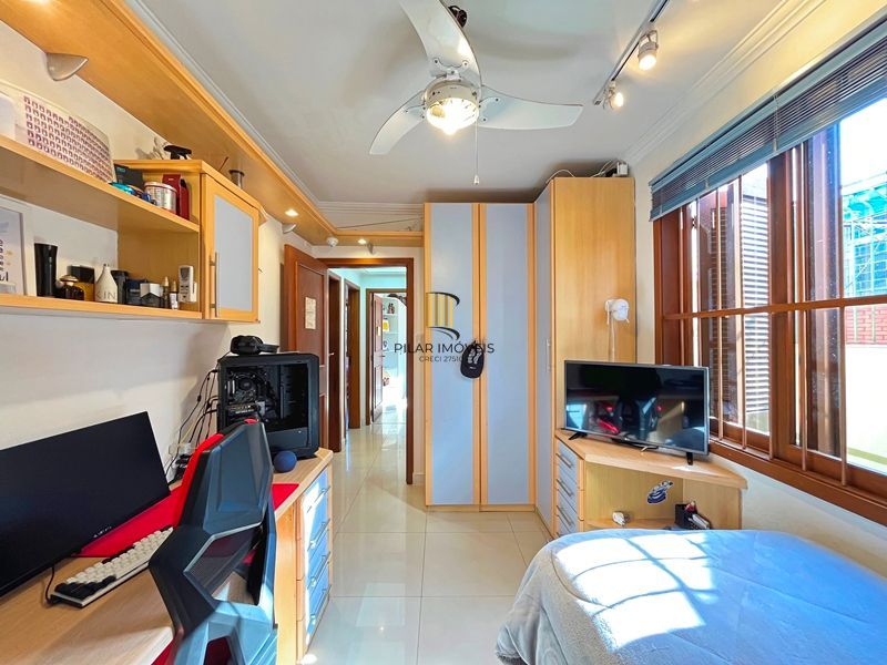 Ótima casa térrea com 4D, piscina e garagem fechada para 2 carros no Jardim Medianeira.