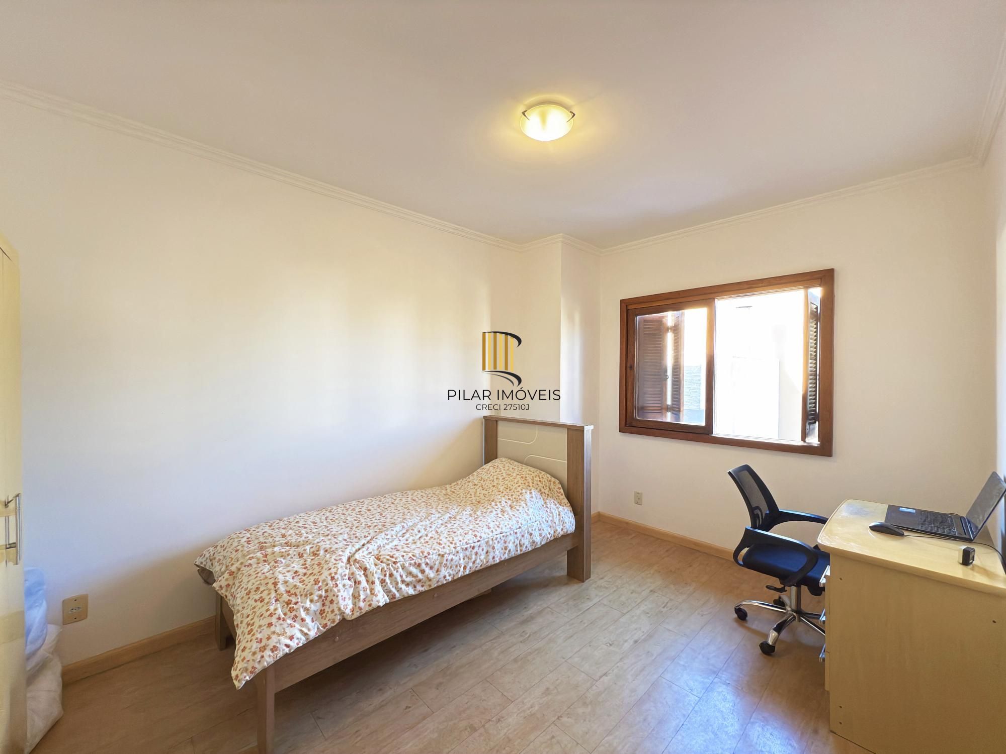 Sobrado a venda no Bairro Hipica de Porto alegre com 04 dormitórios sendo 01 suite