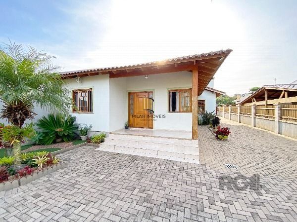 Casa em Porto Alegre, no bairro Belém Novo, com 3 dormitório(s), e 3 banheiros, à venda.