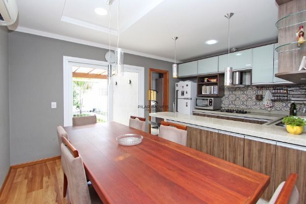 Ótima Casa com 3 dormitórios, semi mobiliada, pátio e vaga para carro.