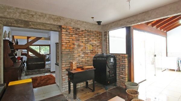 Casa em Porto Alegre, no bairro Hípica, com 3 dormitório(s), e 3 banheiros, à venda.
