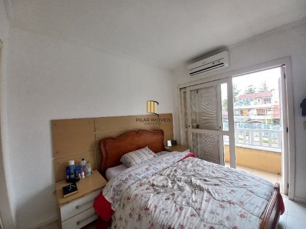 Casa em Porto Alegre, no bairro Guarujá, com 2 dormitório(s), e 2 banheiros, à venda.