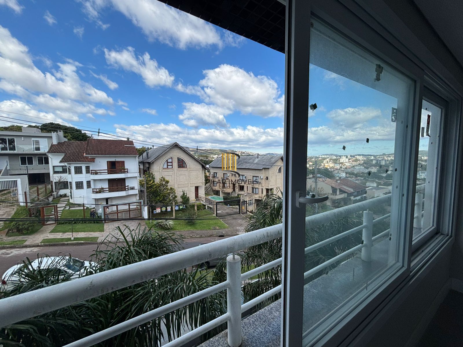 Apartamento com 3 dormitórios sendo 1 suíte á venda Bairro Cristal.